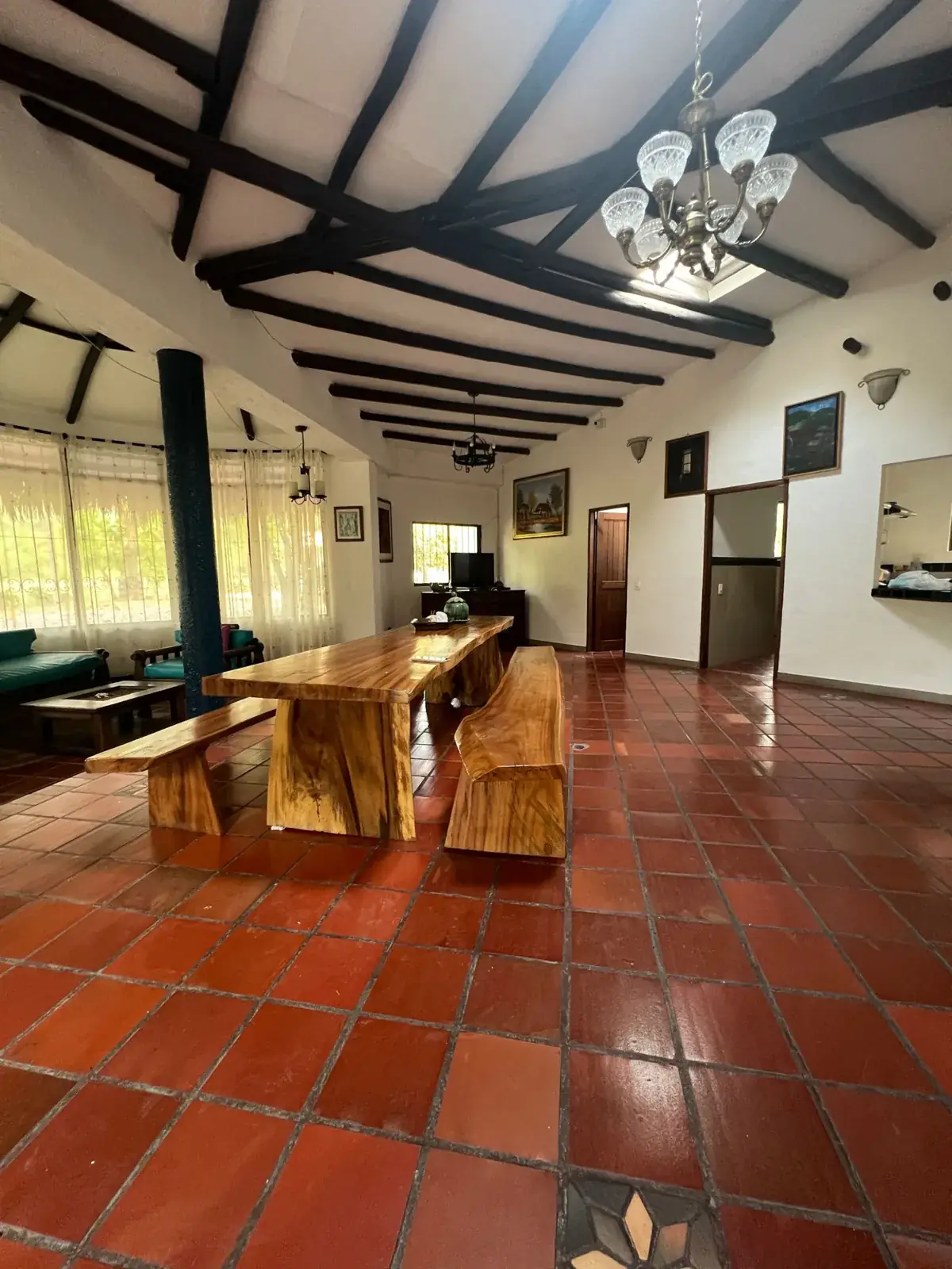 Comedor con mesa de madera para grupos en La MariaCa