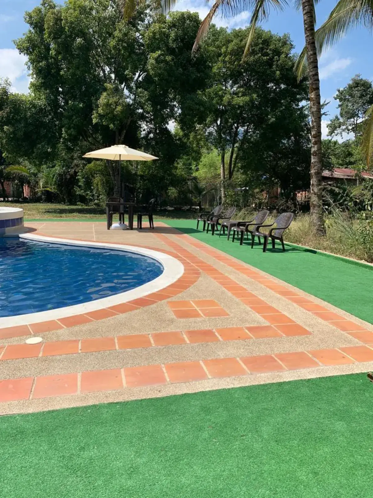 Zona de piscina de la finca para plan con amigos en Útica